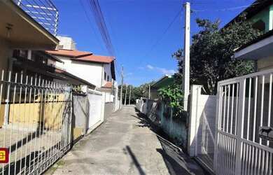 Imagem: A casa possui 3 Dormitórios, 1 Banheiro, 1 Vaga na garagem