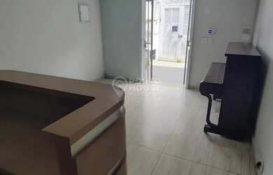 Imagem: A casa possui 4 Dormitórios, 5 Banheiros, 1 Vaga na garagem