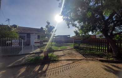 Imagem: A casa possui 3 Dormitórios, 1 Banheiro, 3 Vagas na garagem