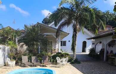 Imagem 5: Casa com 210 m² em localização privilegiada com área de festas e piscina