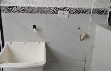 Imagem: A casa em condomínio para alugar possui 2 Dormitórios, 1 Banheiro