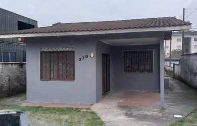 Imagem: A casa possui 3 Dormitórios, 1 Banheiro, 1 Vaga na garagem