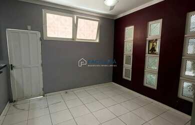 Imagem: A casa possui 4 Dormitórios, 4 Banheiros, 5 Vagas na garagem