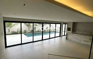 Imagem: A casa em condomínio possui 4 Dormitórios, 5 Banheiros, 4