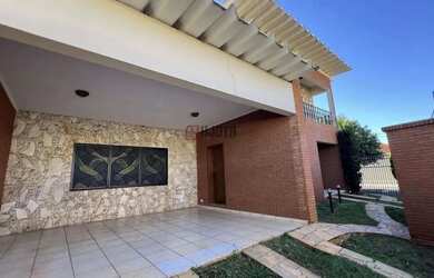 Imagem: A casa possui 4 Dormitórios, 5 Banheiros, 5 Vagas na garagem