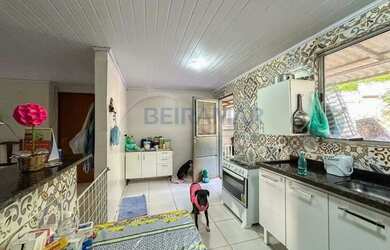 Imagem: A casa possui 3 Dormitórios, 2 Banheiros, 3 Vagas na garagem