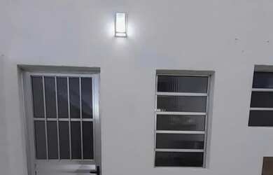 Imagem: A casa possui 1 Dormitório, 1 Banheiro, 1 Vaga na garagem