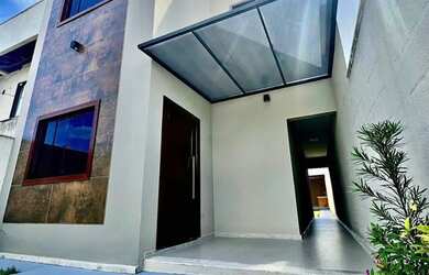 Imagem: A casa possui 3 Dormitórios, 2 Banheiros, 2 Vagas na garagem