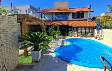 Imagem: A casa possui 4 Dormitórios, 4 Banheiros, 5 Vagas na garagem