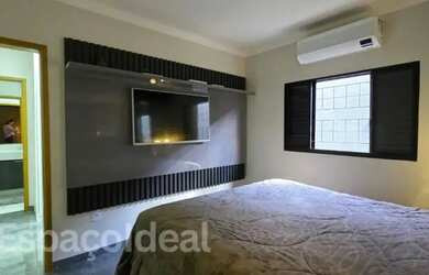 Imagem: A casa possui 3 Dormitórios, 3 Banheiros, 2 Vagas na garagem