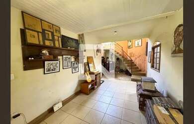 Imagem: A casa possui 4 Dormitórios, 3 Banheiros, 3 Vagas na garagem