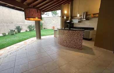 Imagem: A casa em condomínio possui 4 Dormitórios, 4 Banheiros e 320m²