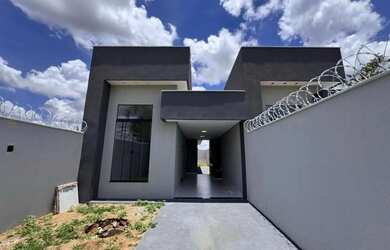 Imagem: A casa possui 2 Dormitórios, 2 Banheiros, 2 Vagas na garagem