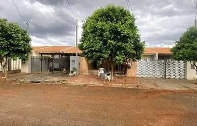 Imagem: A casa possui 2 Dormitórios, 1 Banheiro, 1 Vaga na garagem