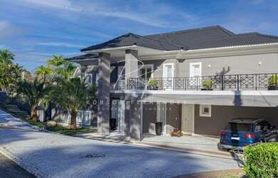 Imagem: A casa em condomínio possui 5 Dormitórios, 1 Banheiro, 4 Vagas