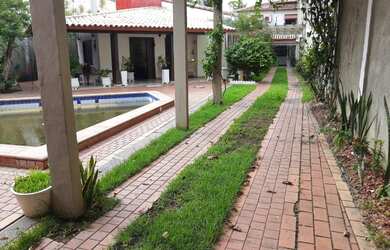 Imagem: A casa possui 3 Dormitórios, 4 Banheiros, 5 Vagas na garagem