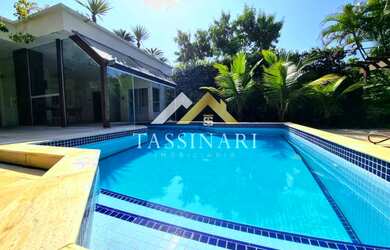 Imagem: A casa em condomínio possui 4 Dormitórios, 5 Banheiros, 2