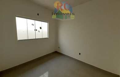 Imagem: A casa possui 3 Dormitórios, 2 Banheiros, 1 Vaga na garagem