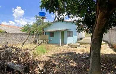 Imagem: A casa possui 2 Dormitórios, 1 Banheiro, 2 Vagas na garagem