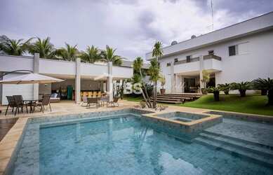 Imagem: A casa em condomínio possui 4 Dormitórios, 5 Banheiros, 4