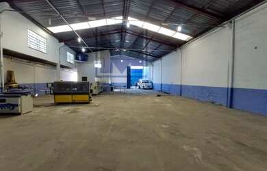 Imagem: O depósito possui 2 Vagas na garagem, 400m² de Área e está