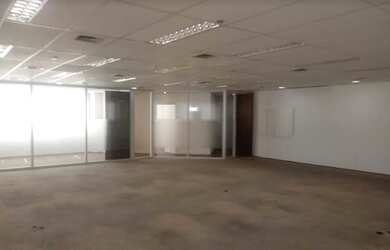 Imagem: O depósito possui 5 Vagas na garagem, 203m² de Área e está