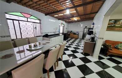 Imagem: A casa possui 2 Dormitórios, 1 Banheiro, 1 Vaga na garagem