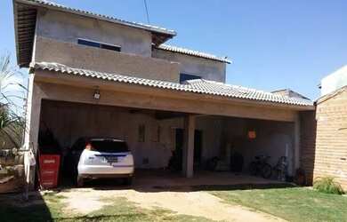 Imagem: A casa possui 3 Dormitórios, 2 Banheiros, 5 Vagas na garagem