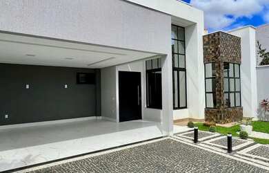 Imagem: A casa possui 4 Dormitórios, 2 Banheiros, 2 Vagas na garagem