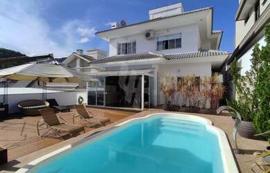 Imagem: A casa possui 4 Dormitórios, 4 Banheiros, 2 Vagas na garagem