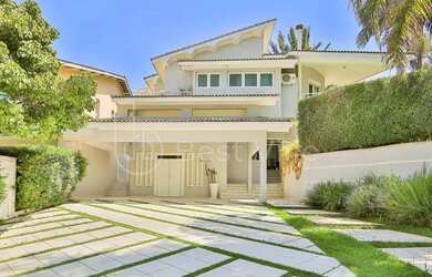 Imagem: A casa possui 4 Dormitórios, 5 Banheiros, 4 Vagas na garagem