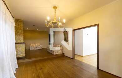 Imagem: A casa possui 5 Dormitórios, 2 Banheiros, 5 Vagas na garagem