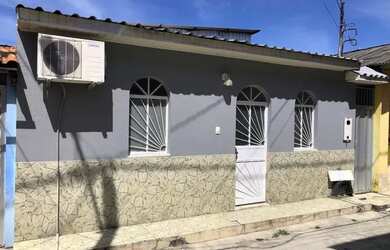 Imagem: A casa possui 3 Dormitórios, 2 Banheiros, 1 Vaga na garagem