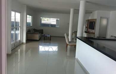 Imagem: A casa possui 3 Dormitórios, 2 Vagas na garagem e está localizado