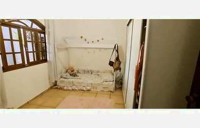 Imagem: A casa possui 4 Dormitórios, 3 Banheiros, 2 Vagas na garagem