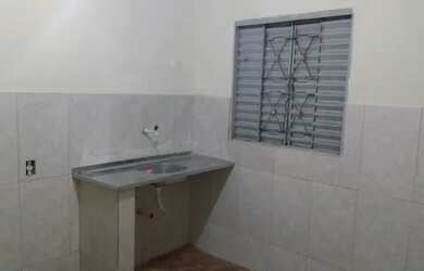 Imagem: A casa possui 1 Dormitório, 1 Banheiro, 1 Vaga na garagem