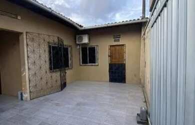 Imagem: A casa possui 3 Dormitórios, 2 Banheiros, 1 Vaga na garagem