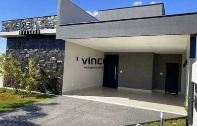 Imagem: A casa possui 3 Dormitórios, 3 Banheiros, 4 Vagas na garagem