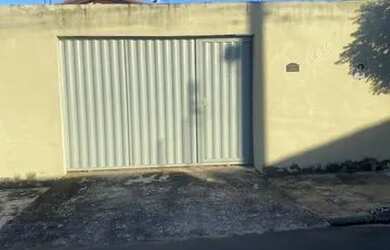 Imagem: A casa possui 3 Dormitórios, 1 Banheiro e 1 Vaga na garagem