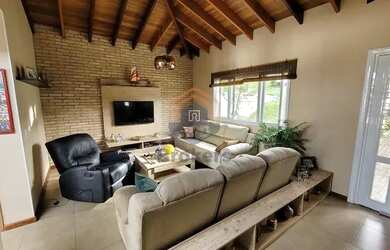 Imagem: A casa em condomínio possui 4 Dormitórios, 2 Banheiros, 5