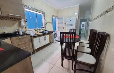 Imagem: A casa possui 3 Dormitórios, 2 Banheiros, 1 Vaga na garagem