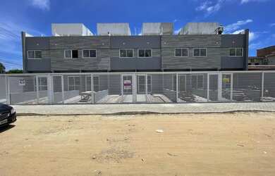 Imagem: A casa possui 2 Dormitórios, 3 Banheiros, 1 Vaga na garagem