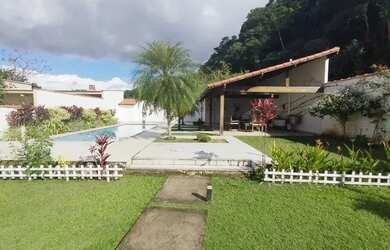 Imagem: A casa possui 3 Dormitórios, 2 Banheiros, 2 Vagas na garagem