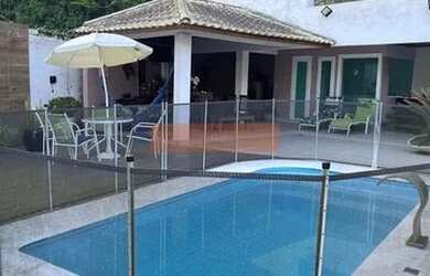 Imagem: A casa possui 4 Dormitórios, 3 Banheiros, 5 Vagas na garagem