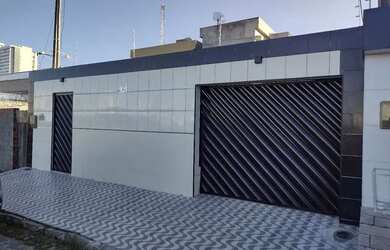 Imagem: A casa possui 3 Dormitórios, 3 Banheiros, 3 Vagas na garagem