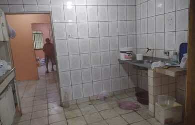 Imagem: A casa possui 3 Dormitórios, 2 Banheiros, 1 Vaga na garagem