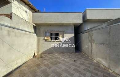 Imagem: A casa possui 2 Dormitórios, 1 Banheiro, 2 Vagas na garagem