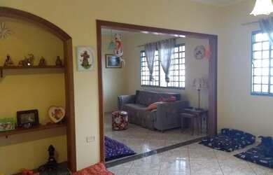 Imagem: A casa possui 3 Dormitórios, 3 Banheiros, 2 Vagas na garagem