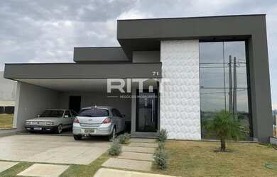 Imagem: A casa em condomínio possui 3 Dormitórios, 3 Banheiros, 4