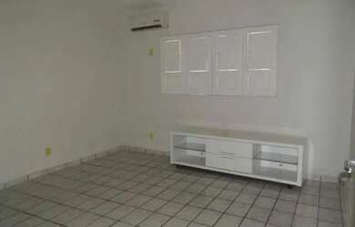 Imagem: A casa e possui 2 Dormitórios, Suítes, 1 Banheiro, 80-0m²